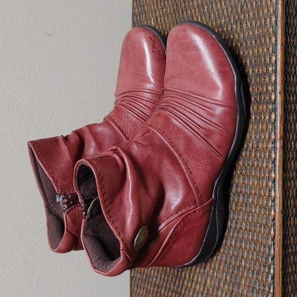 Clarks Shoes - Clarks Artisan Ankle Boots Wine Color Size 6